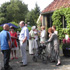 publiek op het terras bij de Barn