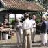publiek op het terras bij de Barn