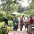 publiek in de tuin van de Barn