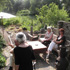publiek in de tuin van de Barn